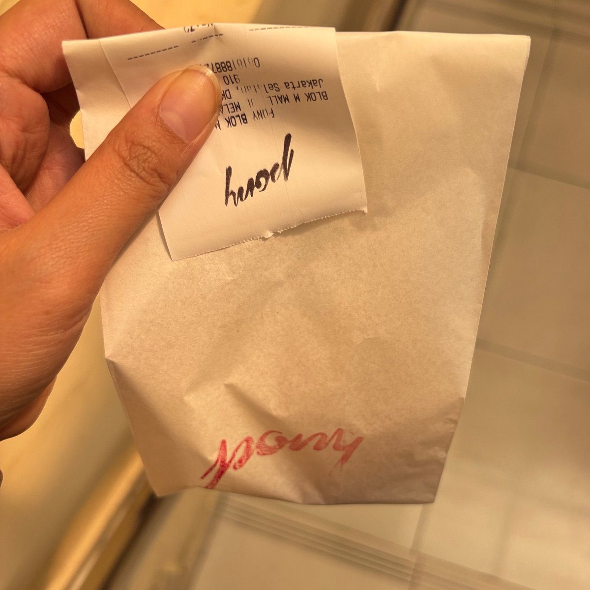 erine_as's tweet photo. pony enakkk selain apel ada creamnya jg ternyata did dlmnya dan agak manis (ada segala taburan gula on top of it 🫠) guede juga jd cukup bgt mam 1 aja https://t.co/3TU1Gh1xry