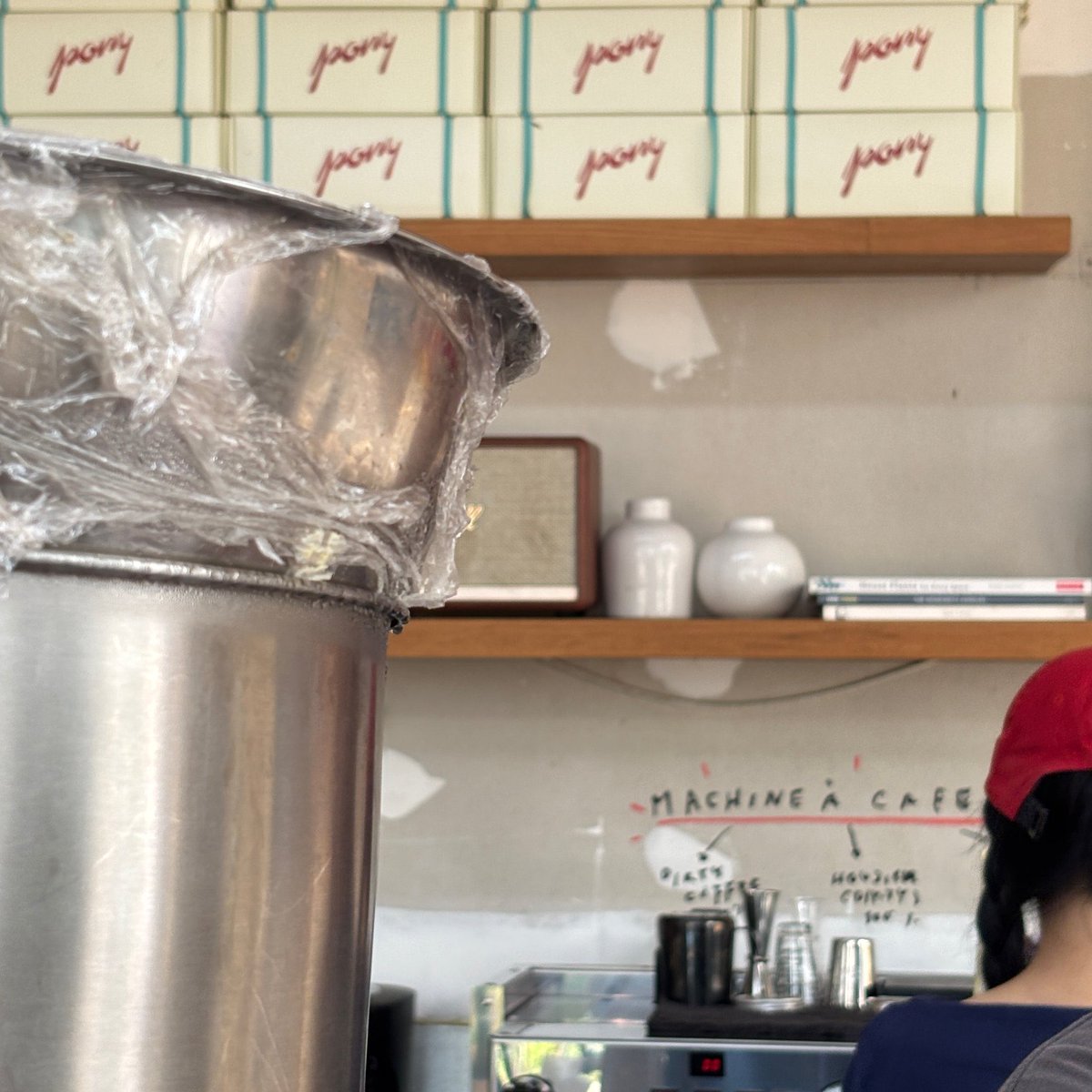 erine_as's tweet photo. pony enakkk selain apel ada creamnya jg ternyata did dlmnya dan agak manis (ada segala taburan gula on top of it 🫠) guede juga jd cukup bgt mam 1 aja https://t.co/3TU1Gh1xry