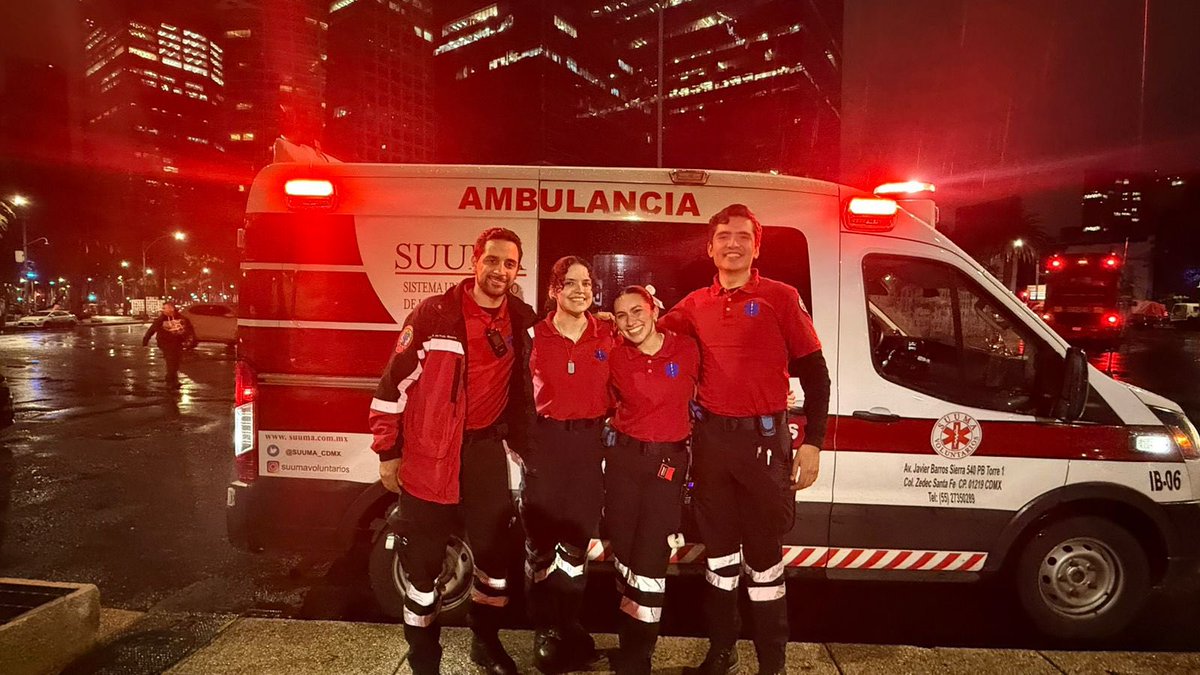 SUUMA_CDMX's tweet photo. #Almomento: Con dos ambulancias y 10 paramédicos, participamos en el operativo por el partido entre #Colombia  y #Uzbekistán . 

Nuestros paramédicos continúan la cobertura de los eventos en esta #FifaWorldcup, en estrecha coordinación con las autoridades. https://t.co/JeeLvhoSFI