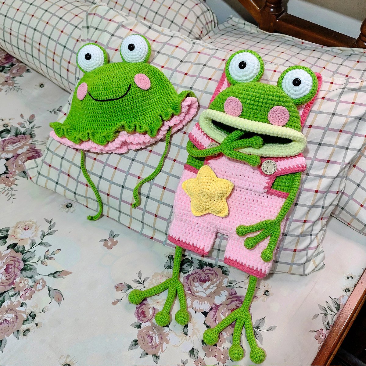 ppawmpkintlatte's tweet photo. Jadi, dari 1 tahun yg lalu keponakanku selalu minta dibuatin tas, katanya mau dipake ke kebun binatang, tpi ga pernah aku buat soalnya males 😭 Nah karena sebentar lagi dia ulang tahun, aku mau kasih surprise pake kodok-kodok gemes ini. Semoga dia suka ya sama tas + topinya 🥹🫶🏻 https://t.co/0nLRtsNmZQ
