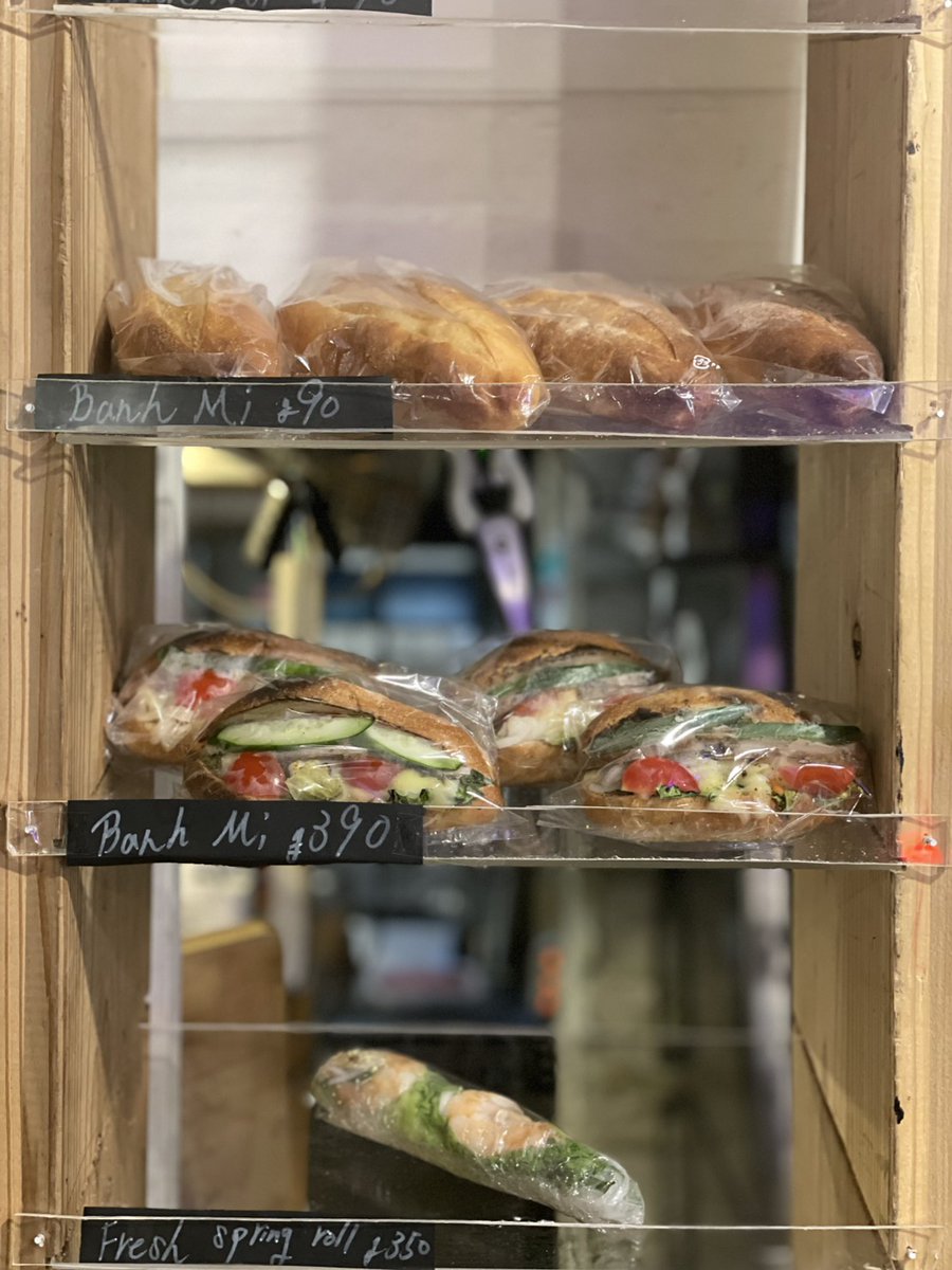 robphotons's tweet photo. えー先日バインミーが最近流行っているから便乗して売っているんだろ的なご意見頂きました。なので言い返します。うちはバインミー歴13年目だわ。もっと言うと本気度が違う。便乗なんかで出せないレベル。まずコロナ始まる直前まで店長やってたベトナムのパン屋のスタッフ去年日本に呼んで粉からパンか https://t.co/CMxz6FjInb