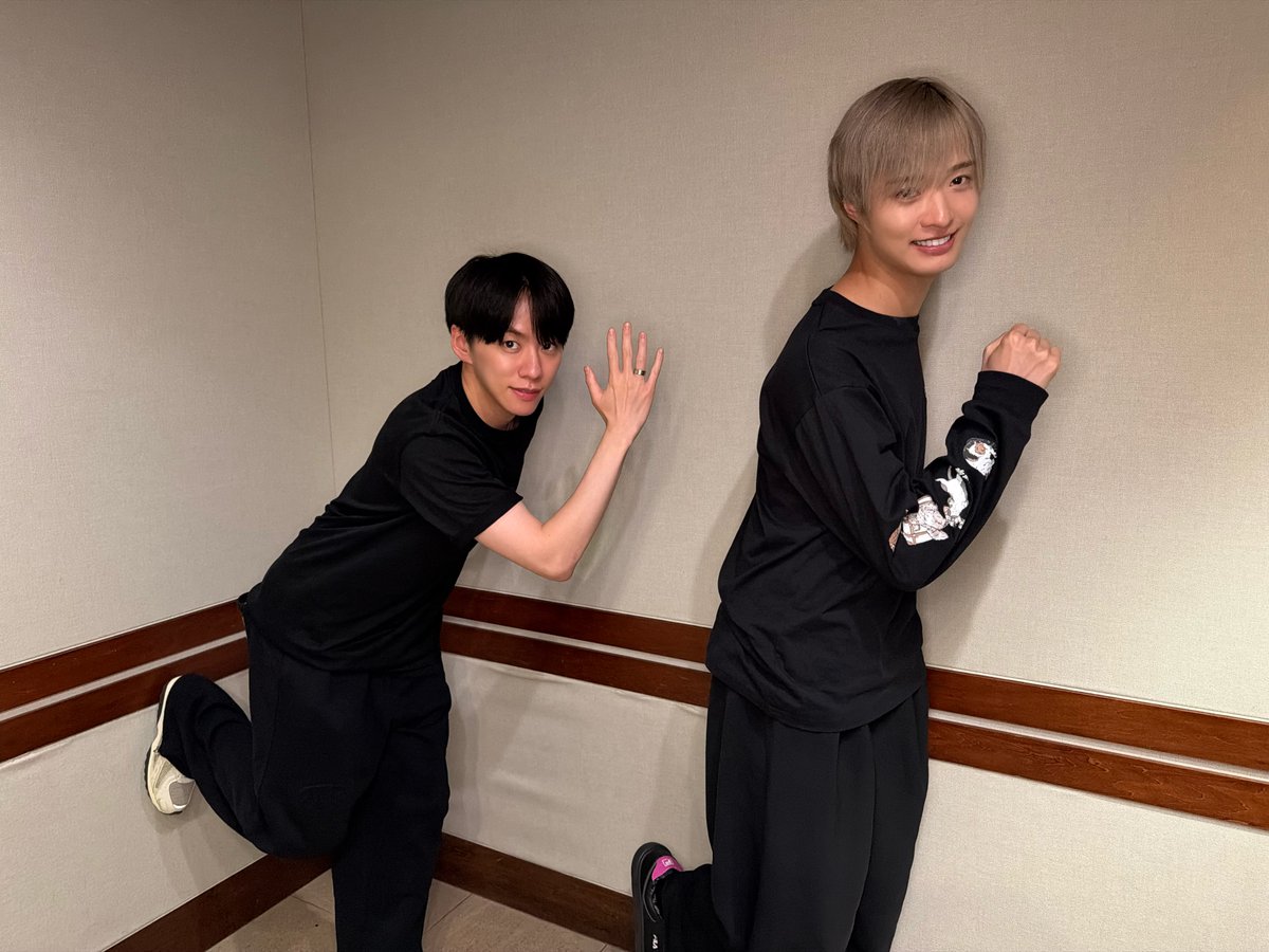 7mpickup_tfm's tweet photo. 今日の担当：佐藤新＆基俊介🩷💚

「IMP.の #IMPickup」今日も放送！📡
6月19日、今日はなんの日でしょう？？

#佐藤新 #基俊介 がピックアップ☑️
今日は日本文学の偉人が誕生した日📖
ヒントは「走れ〇〇〇」🏃

📻https://t.co/nF9lRj8OJb

#IMP. @_7mp_official_ #TOKYOFM #JFN https://t.co/FR9qxTVQSH