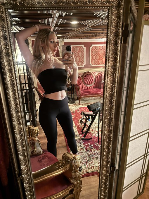Seattle Dominatrix Ruby Enraylls - Nothing but wicked thoughts and good views. https://t.co/kMciHm5GZM