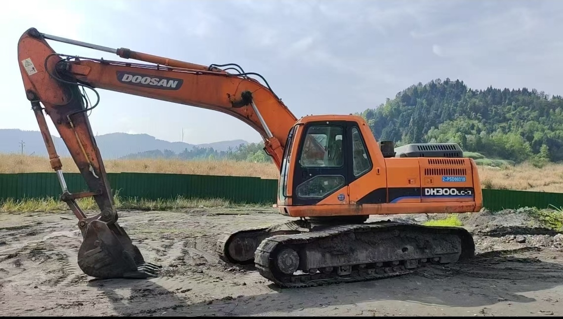 youxinglobal's tweet photo. Meet the Doosan excavator – built to conquer any job site 🏗️⚡ With rugged track design &amp; unmatched versatility, it thrives in every terrain. Whether it's tough construction or heavy-duty mining. 
#DoosanExcavator #TrackExcavator#HeavyMachinery https://t.co/cp3H951pgO