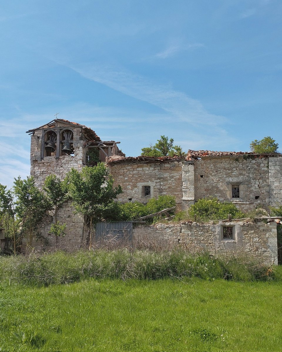 RomanicoEspana's tweet photo. La iglesia de la Natividad de Nuestra Señora de Hiniestra (Burgos) pide ayuda desesperadamente. Quizás no aguante otro invierno y en unos meses estemos lamentando otra pérdida patrimonial irreversible. Toda la información aquí 
https://t.co/wolDc7YwVO https://t.co/TuRYafQSbw