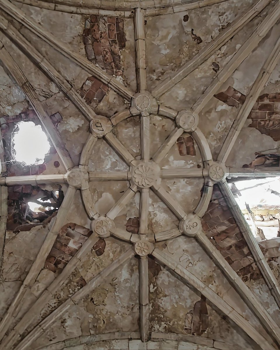 RomanicoEspana's tweet photo. La iglesia de la Natividad de Nuestra Señora de Hiniestra (Burgos) pide ayuda desesperadamente. Quizás no aguante otro invierno y en unos meses estemos lamentando otra pérdida patrimonial irreversible. Toda la información aquí 
https://t.co/wolDc7YwVO https://t.co/TuRYafQSbw