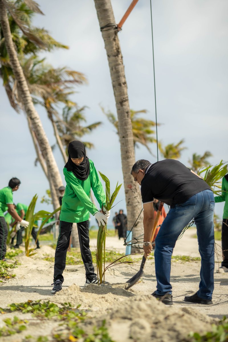 ARC_maldives's tweet photo. @SchoolMaafushi @sdmfarms With 2,000 trees planted along the shoreline, these collective efforts are helping inspire the next generation take an active role in protecting our environment. https://t.co/aqaFzKHMSv