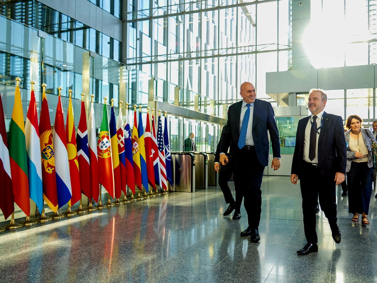 MinisteroDifesa's tweet photo. Il Ministro @GuidoCrosetto è giunto a #Bruxelles per prendere parte alla @NATO #DefMin - Riunione dei Ministri della #Difesa dell'Alleanza Atlantica. https://t.co/TD0K8tMkrj
