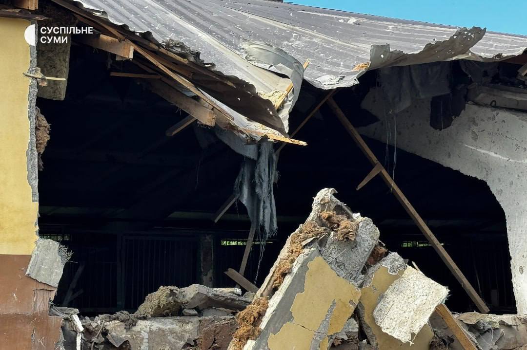 ffwrmxx's tweet photo. 3 horses dead and approximately 20 injured after a russian attack on a stable in Sumy, Ukraine. fans of horse racing, anyone, please don’t stay silent

if you’d like to help financially:
🔗 https://t.co/6qFB8LX9fk
💳 4874 1000 3912 6134 https://t.co/Kk4tssKUGG
