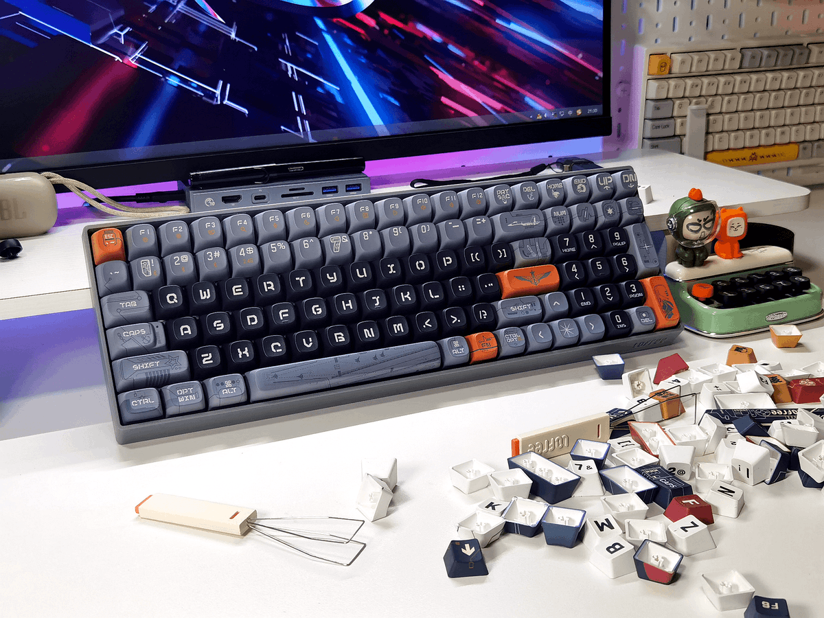 SuXa161's tweet photo. [Work mode: half-screentime, half-daydream, 90% focused on planning post-work coffee runs ]， https://t.co/4UwT4lYm8w