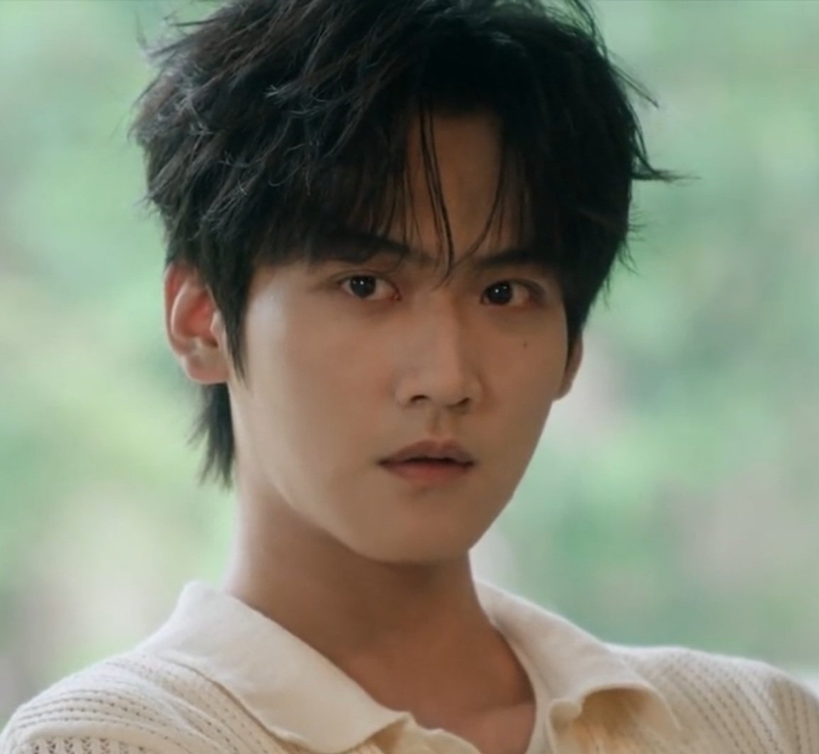 aehaowei's tweet photo. the disbelief on his face says it all—he doesn’t want zhou wan to treat him as just a brother

#neverendingsummer https://t.co/wkaGpdpecR