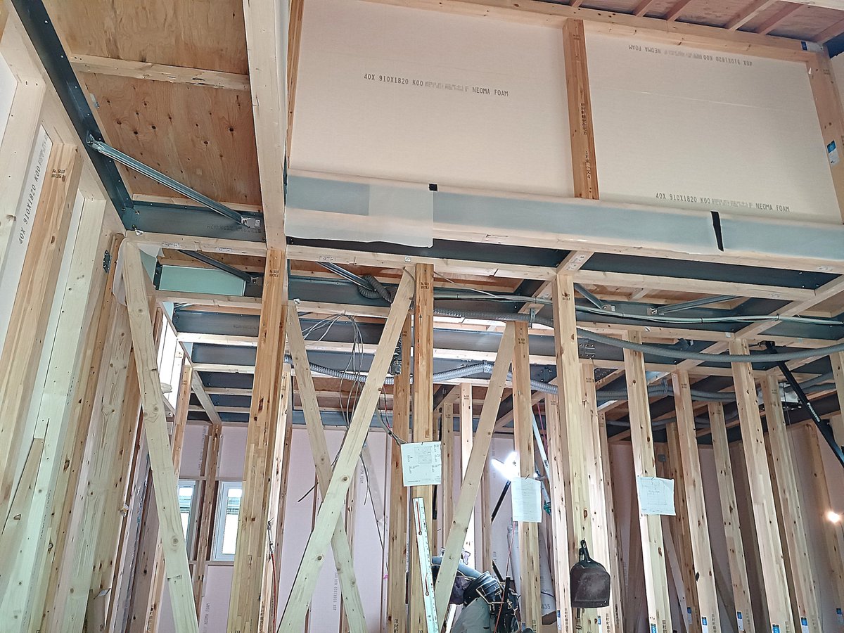 AzumaHousing's tweet photo. 🏠完成したら見えなくなる部分こそ大切。

モデルハウス建築工事は順調に進行中✨

おしゃれな内装や外観だけでなく、
断熱材や構造などの「見えない品質」が、住み心地の良い家を支えています💪😊
完成までお楽しみに！

#一関市アズマハウジング
#家づくり
#高断熱住宅
#モデルハウス建築中 https://t.co/MdfZYReEy5