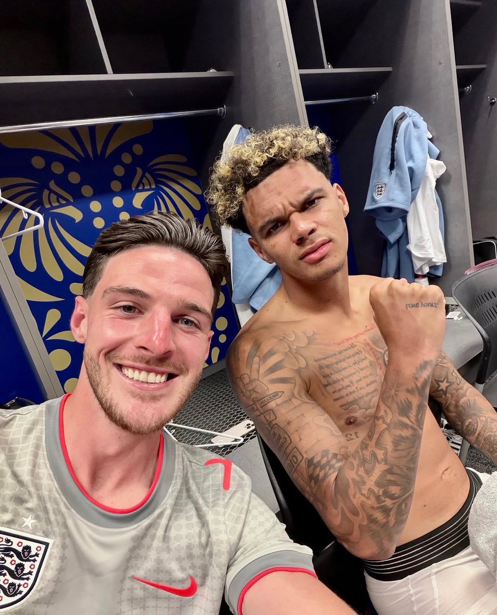 Trip_ple____M's tweet photo. A Premier League Champion with a random guy https://t.co/HGFCNQb7KL