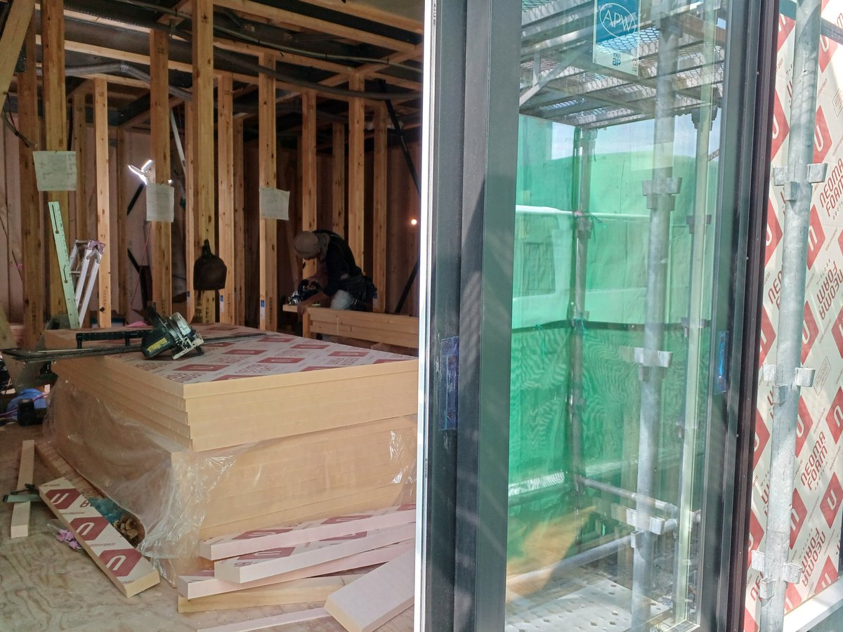 AzumaHousing's tweet photo. 🏠完成したら見えなくなる部分こそ大切。

モデルハウス建築工事は順調に進行中✨

おしゃれな内装や外観だけでなく、
断熱材や構造などの「見えない品質」が、住み心地の良い家を支えています💪😊
完成までお楽しみに！

#一関市アズマハウジング
#家づくり
#高断熱住宅
#モデルハウス建築中 https://t.co/MdfZYReEy5