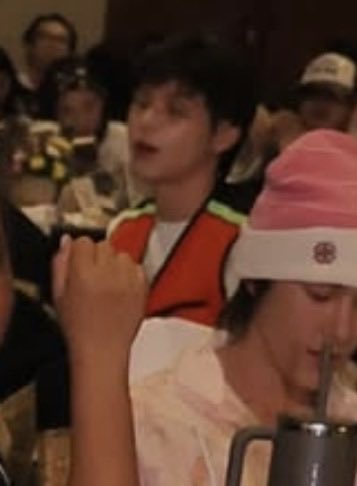 Tearremq_'s tweet photo. นั่งคนละโต๊ะกันด้วยซ้ำ55555555555555 https://t.co/QFZv9ImGfO