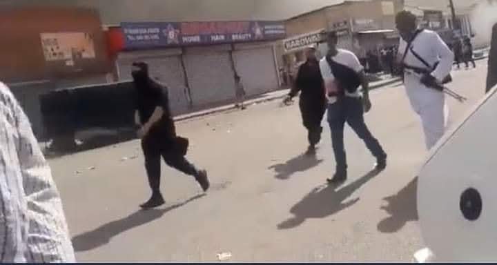 Dzungie007's tweet photo. No Somalians were arrested. Four years on, they're still jumping borders.

The same people who cross the border and apply for asylum inside SA, are now very quiet about the 30 June deadline. https://t.co/s7AZSugddv