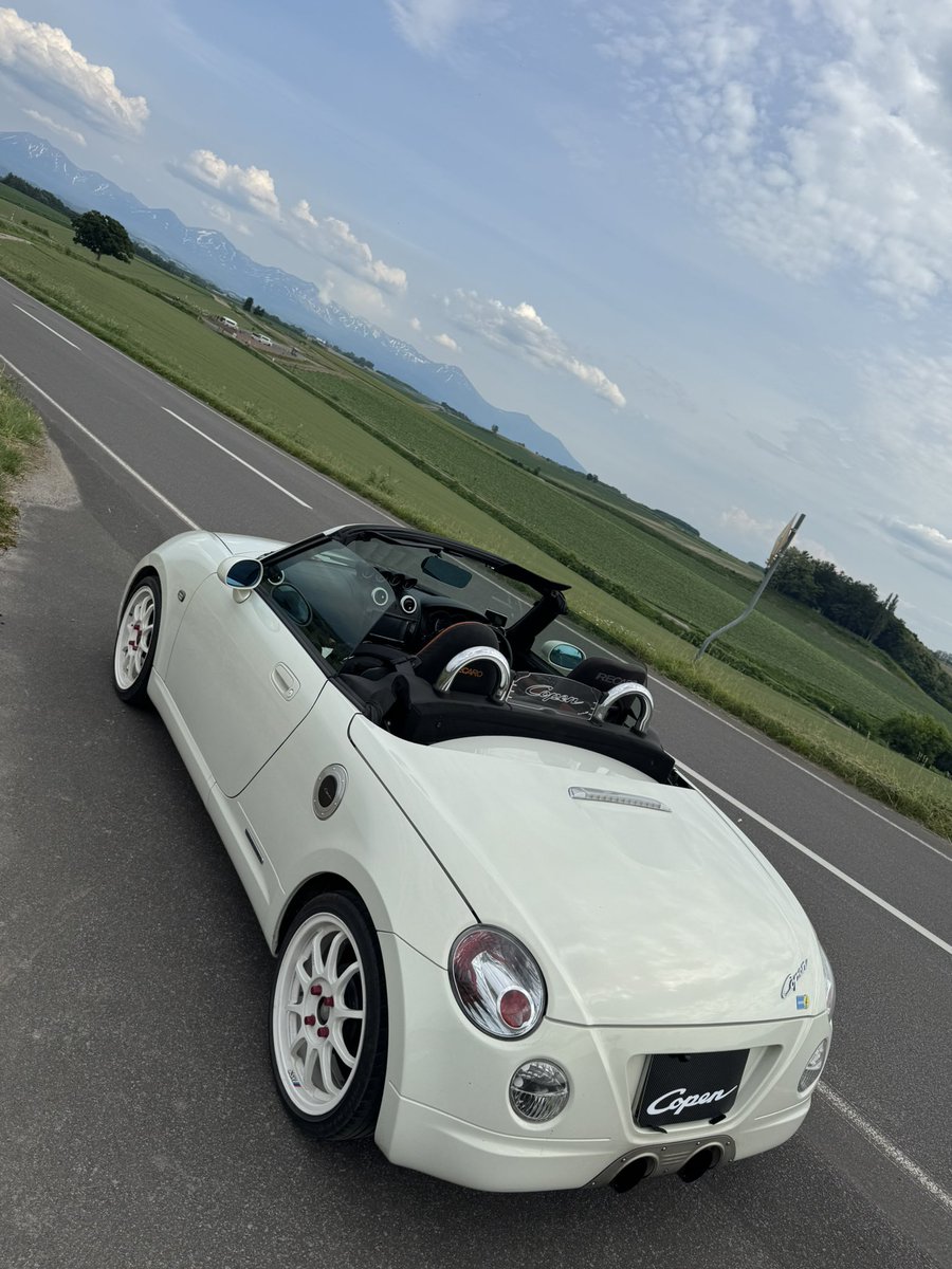 hiro_cope's tweet photo. コペンと二人旅2026初夏 6日目
パッチワークの路
突然、来週月曜日から出張要請の連絡がきて現実に戻りそうになった脳を優しい景色の中で鳥のさえずりと心地よい風が非現実に引き戻してくれる https://t.co/813S7DjyEP