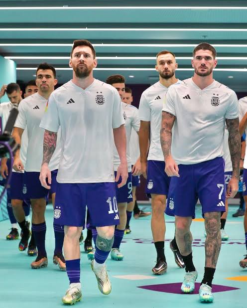 JossyFCB's tweet photo. 🚨🎙️ Nicolás Otamendi on how Argentina treats Lionel Messi:

“People always ask if we treat Messi differently in the national team.

The answer is yes... and anyone who says otherwise is lying.

We're talking about the greatest player in history.

But it's not about giving him special privileges. It's about understanding who he is and what he means to Argentina.

When Messi speaks, everyone listens. When Messi is on the pitch, everyone runs a little harder. Not because he asks us to, but because he inspires it.

I've played with him for many years, and what surprises me most is his humility. A player who has won everything could act like a king, but Leo is one of the most normal people you'll ever meet.

That's why the dressing room protects him.

Not because he's Messi the superstar, but because he's Messi our captain, our teammate and the man who carried the dreams of an entire country for so many years.

Some teams have great players.

We have Messi.

And trust me, that's a privilege none of us take for granted."