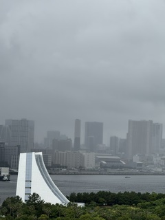 HigherPot's tweet photo. 天気が不安定なお台場です。
雲が多い部分と晴れている所があり、不思議な感じです。
屋上からお船の写真を撮ってみました（ちょうどXだったので）
やっぱりお船があると絵になりますね。
＃SE募集中　＃拡散希望　＃保護猫　＃猫カフェ　＃クルーズ船 https://t.co/fm9L3W0BwK