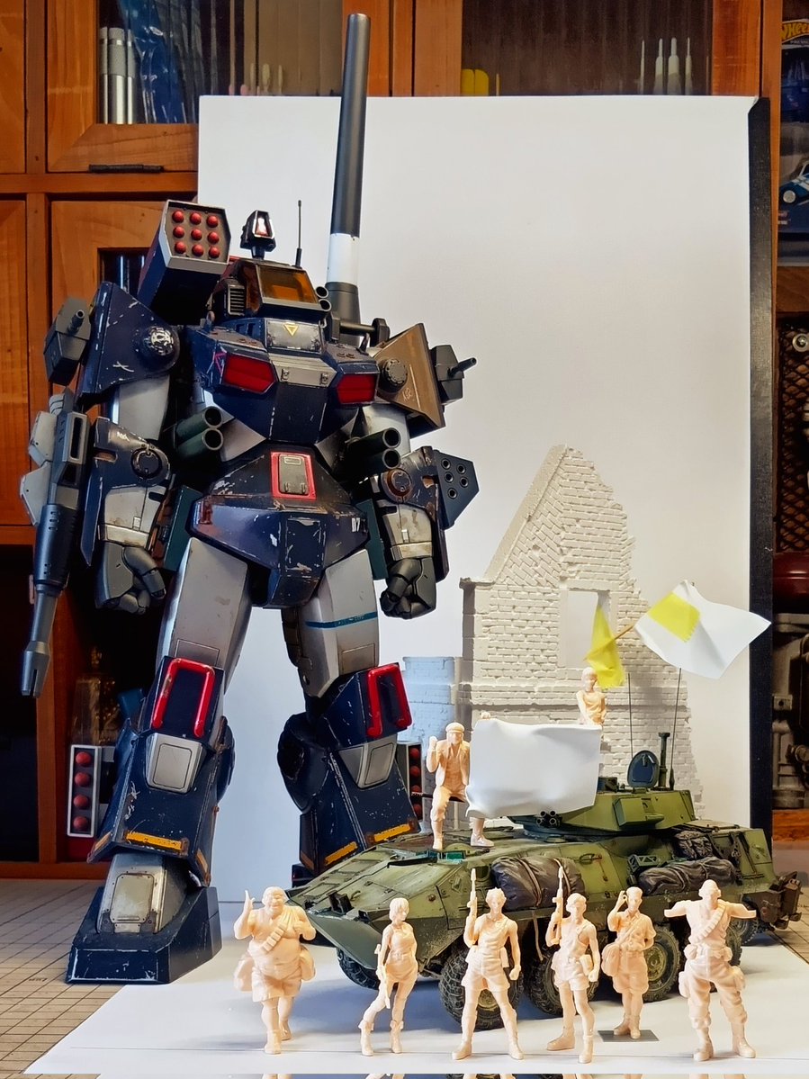 MEz4oY0D5N29097's tweet photo. 作品タイトルは『翻る解放旗・ドガ解放』。ディオル軍曹のジオラマ「灯」で灯ったデロイア独立の炎は各地へ拡がりドガ解放へ…。という簡単なストーリーで繋がっています。ラルターフさんが新聞の一面か何か用に太陽の牙を撮っているシーンです。 #太陽の牙ダグラム #アイアンミーティングfinal https://t.co/AmQUif9nYQ