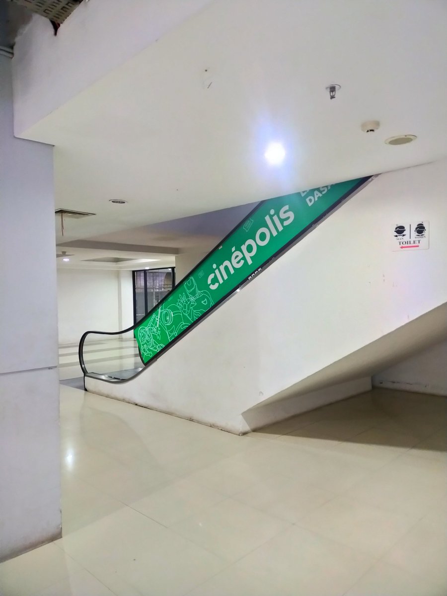 cinewphiles's tweet photo. i recently watched Backrooms in an (almost) abandon mall &amp; the only thing that kept this mall alive is their cinema theater &amp; supermarket 😭 https://t.co/YES0EBwDo3