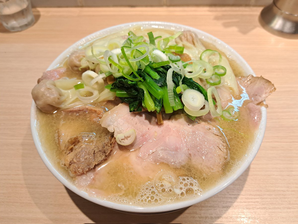 yyasu0423's tweet photo. 船越@桜上水

チャーシューワンタンメン　2,050円

京王線桜上水駅の
ラーメン百名店選出、
行列の絶えない人気ラーメン店

昼時間帯外しましたが、
1時間待ちの人気

昨今のあっさり塩ラーメンとは異なり
結構、塩味が強くガツンとしょっぱめ。
チャーシューの量めちゃめちゃ多かった https://t.co/LqX5xjaOTQ