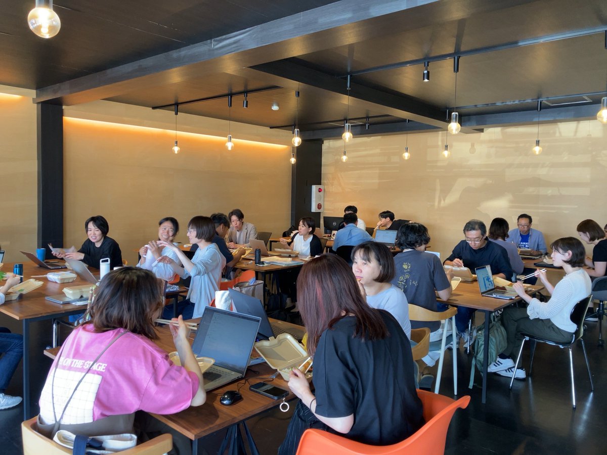 gofield's tweet photo. 「パワーランチ」第3回開催🍱
テーマはGoogle Workspace活用法。AI・DX推進室の早川がGoogleカレンダー運用やGmail活用術、AI機能の活用事例を紹介し、業務効率化のアイデアを意見交換しました。
今後も働きやすい環境づくりと業務改善に取り組みます。 https://t.co/2jqN1BmDNF