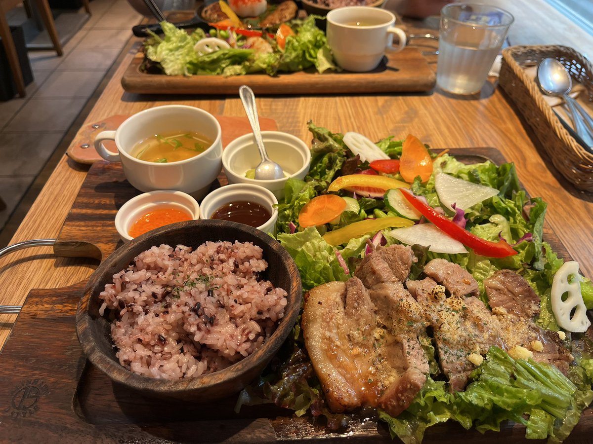 Kons2k's tweet photo. 昨日は愛しのもえぴとランチ→カフェで語らう会してきた🥰💗5時間くらい延々と話し続けてずっと楽しかったしめっちゃ笑った😂💕👏
こちらがご結婚祝い渡すだけのつもりが可愛いお洋服譲ってもらっちゃった、、、髪色変えたら大切に着るね🥰

かけがえのないもえぴ🫶𝑳‌𝑶‌𝑽‌𝑬🫶 https://t.co/66C6SX4DWD