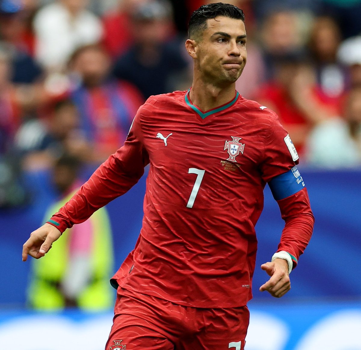 ActuFoot_'s tweet photo. 🚨 Daniel Riolo : « MESSI 🇦🇷 ? CONTRAIREMENT À RONALDO 🇵🇹, SES COÉQUIPIERS CROIENT ENCORE EN LUI. 🥶

C'est une grande différence avec les Portugais qui, à mon sens, NE CROIENT PLUS À RONALDO 🇵🇹. ❌

Ses coéquipiers (de Messi) acceptent la tactique construite autour de lui. Il s'est préparé pour briller pendant cette Coupe du Monde, IL A FAIT DU SUR-MESURE EN FONCTION DE SES CAPACITÉS ET DE SON ÂGE. 

IL NE SE PREND PAS POUR MESSI 🇦🇷 QUI AVAIT 20, 25 OU 30 ANS. Il sait l'âge qu'il a. Il arrive dans cet état-là et il met un TRIPLÉ. 🥵

Je dis BRAVO parce que je suis surpris, je ne le pensais pas. 😳

C'est compliqué d'envisager qu'il aille claquer une deuxième Coupe du Monde de suite, il entrerait encore plus dans l'histoire, il serait définitivement LE PLUS GRAND JOUEUR DE L'HISTOIRE DU FOOTBALL. 🐐

On n'en est pas là mais je suis soufflé. Ça m'a rendu dingo ce qu'il a fait. » 😮‍💨

🎙️ @AfterRMC