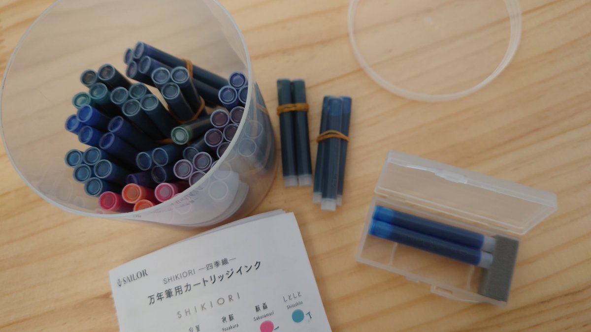 mblog2's tweet photo. 文具女子博のSAILORさんブースで楽しんだカートリッジインクすくい。
インクはどう管理してますか？
私は使いやすくするため、色ごとに小さい輪ゴムでまとめて、綿棒の空きケースに入れてます。
右下はオフィシャルの持ち歩きケース。使用中インク入れてます。良き
#セーラー万年筆 
#四季織 https://t.co/MZTTnmjOCx