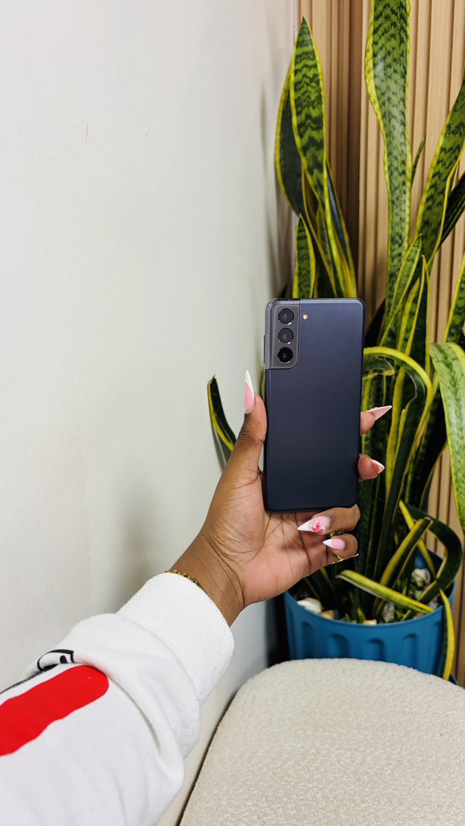 PhoneExpressKe's tweet photo. DEAL ALERT🔥
SMALL SCRATCH ON SCREEN
EVERYTHING WORKING PERFECTLY ✅

Samsung Galaxy S21 5G
Color code;Phantom Black⚫️
Condition; Mint Pristine🚿
8GB Ram|128GB Storage 😤
Ex-USA🇺🇸
Neat🫧
⚙️Snapdragon 888 5G
📸76 Megapixels
🎥8K@24fps
📺6.2 inch 120Hz Screen 
🫆On-Screen Fingerprint 
🪬Protection By Corning Gorilla Glass Victus
🗜️161 Grams
Adreno 66
📑6 Months Warranty 
📶Dual Sim (+E-Sim)
🏷️Free 25 watts Super Fast Charger + Cable
🏷️Free Premium Clear Case 
🏷️Free OG Deluxe Screen Protector 
Delivery Countrywide 📦🚚
23,000ksh
Happy Shopping 🛍️ 🛒