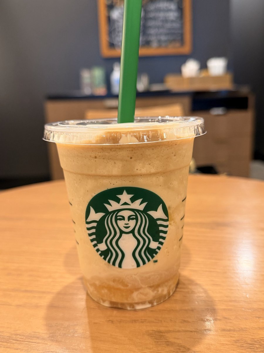 grimm_nr1's tweet photo. 夜勤明けはスタバのフラペチーノで血糖スパイクぶち上げるが私のプチご褒美です。
休憩中に食事をしていても、朝には腹ペコです。こちらはバナナアフォガードフラペチーノ🍌。6/24から🍑始まるようで楽しみ。 https://t.co/eqQz89zP5v