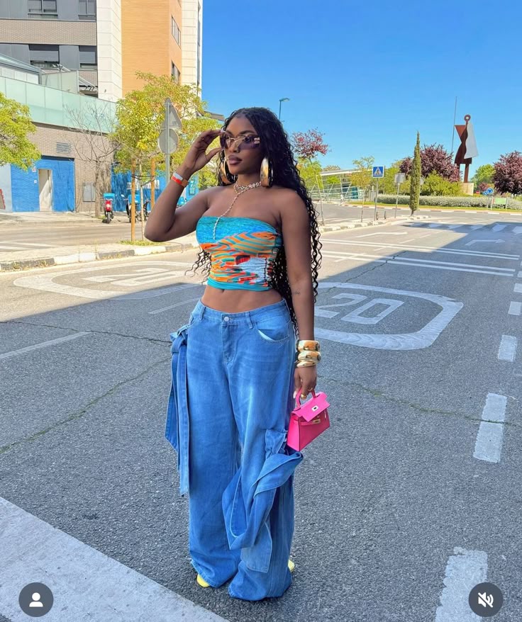 NaomiFeechi's tweet photo. Street heat,different palettes. 
Cropped tops, wide legs, bags that finish the sentence.
Confidence worn, not borrowed https://t.co/UEUH54YzmE