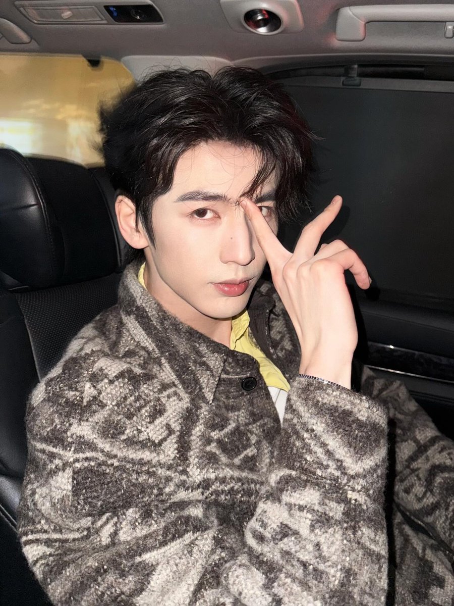 Cfrlos's tweet photo. backseat moments turning into cover-worthy shots. sharp features, playful pose, and an aura that makes candid look intentional. https://t.co/5a09ifzKsw