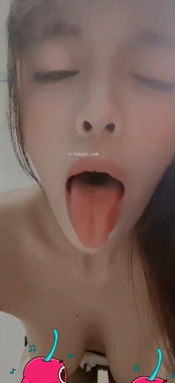 aoooooo999's tweet photo. 诱人网红美女一对一私密直播曝光，她身穿紧身吊带包臀裙毫无内衣大胆登场，展示火辣曲线，轻轻拉开衣领露出雪白丰满胸部，轻轻抚摸敏感部位，樱唇微张伸出粉舌，做出迷醉享受的模样，最后高抬玉腿分开粉嫩私处，邀请热烈注视与释放。

点击评论区或置顶下载同款APP绝美母狗等你调教
#母狗 #一对一 https://t.co/d3JxRWlgC3