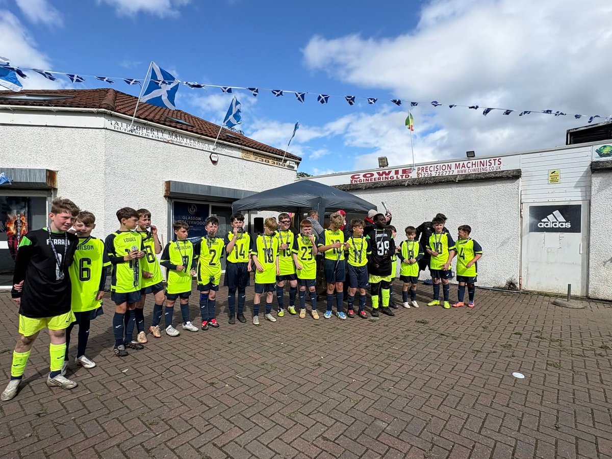 ThornAthleticFC's tweet photo. 🥁 𝘽𝙄𝙂 𝘿𝙍𝙐𝙈 𝙍𝙊𝙇𝙇 🥁 

Massive congratulations to our 2014 age group who won the Kildrum Festival of Football on Saturday 🏆

Everyone from the team was absolutely buzzing and rightly so with their first success at 11s.

Well done troops, keep up the fantastic work👏 https://t.co/mux2zBzBp8