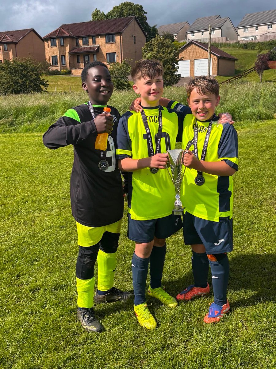 ThornAthleticFC's tweet photo. 🥁 𝘽𝙄𝙂 𝘿𝙍𝙐𝙈 𝙍𝙊𝙇𝙇 🥁 

Massive congratulations to our 2014 age group who won the Kildrum Festival of Football on Saturday 🏆

Everyone from the team was absolutely buzzing and rightly so with their first success at 11s.

Well done troops, keep up the fantastic work👏 https://t.co/mux2zBzBp8