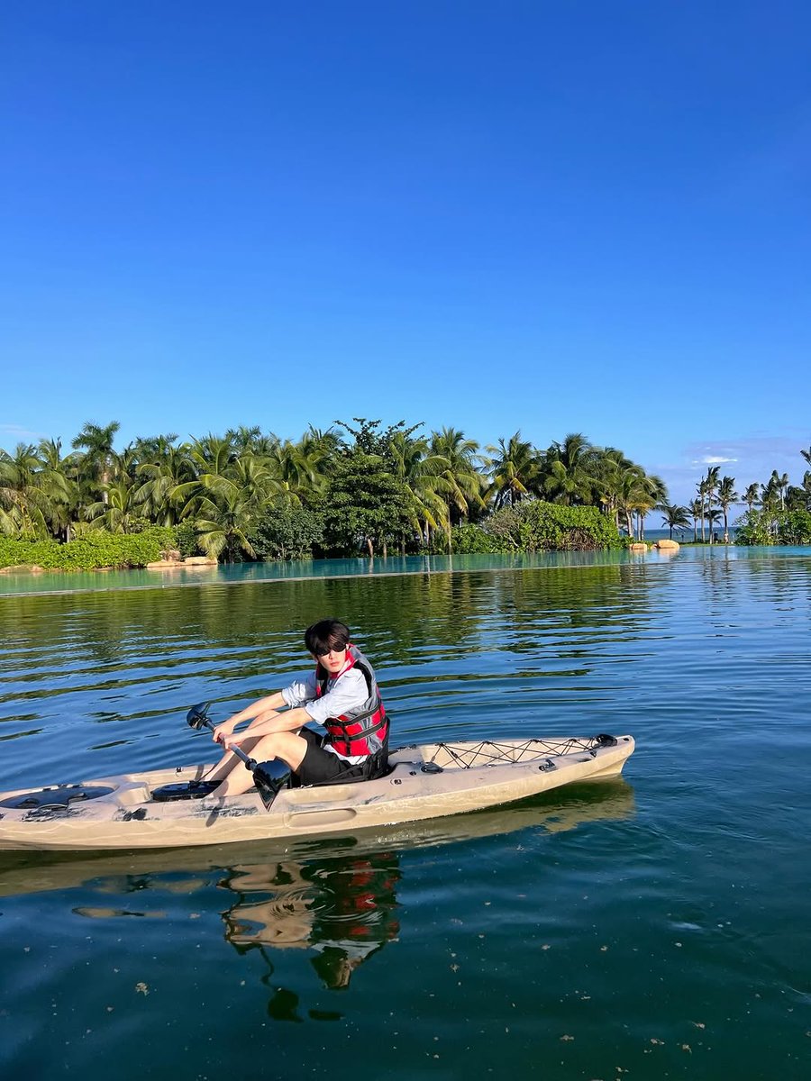 Cfrlos's tweet photo. drifting across the water with a view that looks straight out of a postcard. fresh air, calm waves, and a moment worth keeping. https://t.co/Wk9MYqfxHk