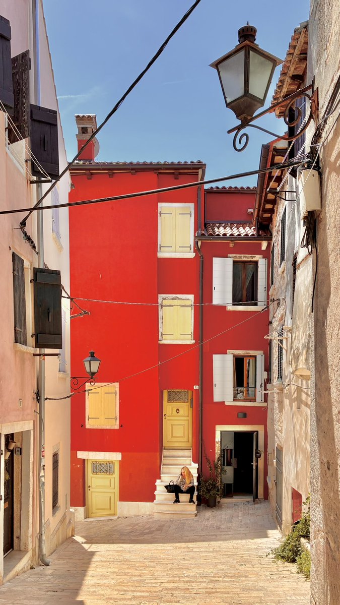 AFowlerPhoto's tweet photo. The colourful streets of Rovinj, Croatia. https://t.co/KU9ST8Qnns