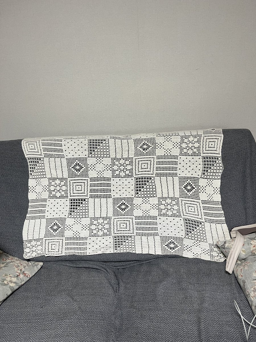 crazy__knitter's tweet photo. 백만년전에 유행하던 거 뜨다 말았는데, 더 늘리지말고 보더 떠서 마무리해야겠다. 소파에 걸쳐 두니 피부에 닿는 느낌이 시원해~ https://t.co/KzJQvtPFmy