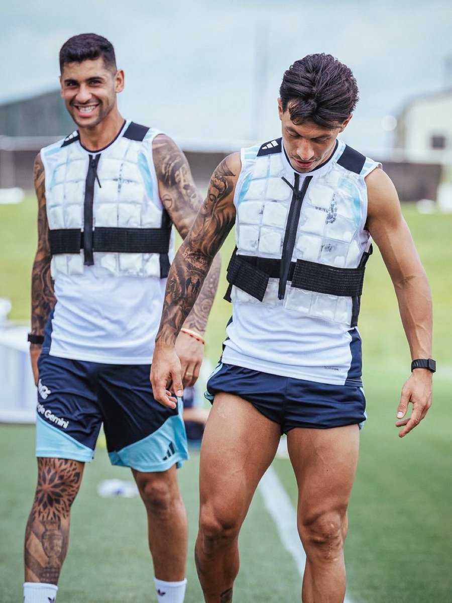 WorldCupXtraa's tweet photo. The Argentina National Team used cooling vests during today’s training session in Kansas City due to the heat. https://t.co/nYz3dlgXhJ