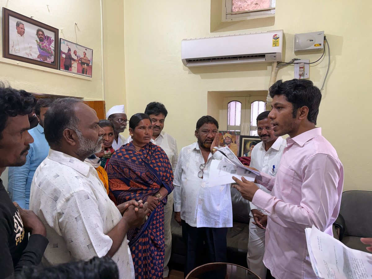 SagarKhandre12's tweet photo. ಇಂದು ಭಾಲ್ಕಿ ನಿವಾಸದಲ್ಲಿ ಸಾರ್ವಜನಿಕರನ್ನು ಭೇಟಿಯಾಗಿ, ಅವರ ಅಹವಾಲುಗಳನ್ನು ಆಲಿಸಿದೆ. ಜನರ ತೊಂದರೆಗಳಿಗೆ ಅಧಿಕಾರಿಗಳ ಮೂಲಕ ಸ್ಥಳದಲ್ಲೇ ಪರಿಹಾರ ರೂಪಿಸಲಾಯಿತು.

ಕ್ಷೇತ್ರದ ಪ್ರತಿಯೊಬ್ಬ ನಾಗರಿಕರ ಸಂಕಷ್ಟಗಳಿಗೆ ಹೆಗಲಾಗುವುದು ನನ್ನ ಮೊದಲ ಆದ್ಯತೆಯಾಗಿದೆ.

Connecting with the people of Bhalki today at my residence. Visited with citizens, heard their grievances and worked alongside officials to provide immediate, on-the-spot solutions.

Supporting the people of my constituency during difficult times isn't just a duty—it's my absolute priority.

#Bhalki #PeopleFirst #PublicService