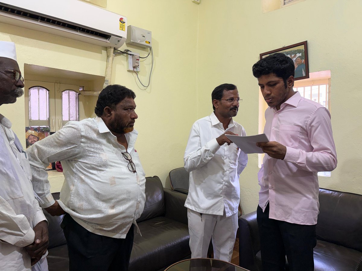 SagarKhandre12's tweet photo. ಇಂದು ಭಾಲ್ಕಿ ನಿವಾಸದಲ್ಲಿ ಸಾರ್ವಜನಿಕರನ್ನು ಭೇಟಿಯಾಗಿ, ಅವರ ಅಹವಾಲುಗಳನ್ನು ಆಲಿಸಿದೆ. ಜನರ ತೊಂದರೆಗಳಿಗೆ ಅಧಿಕಾರಿಗಳ ಮೂಲಕ ಸ್ಥಳದಲ್ಲೇ ಪರಿಹಾರ ರೂಪಿಸಲಾಯಿತು.

ಕ್ಷೇತ್ರದ ಪ್ರತಿಯೊಬ್ಬ ನಾಗರಿಕರ ಸಂಕಷ್ಟಗಳಿಗೆ ಹೆಗಲಾಗುವುದು ನನ್ನ ಮೊದಲ ಆದ್ಯತೆಯಾಗಿದೆ.

Connecting with the people of Bhalki today at my residence. Visited with citizens, heard their grievances and worked alongside officials to provide immediate, on-the-spot solutions.

Supporting the people of my constituency during difficult times isn't just a duty—it's my absolute priority.

#Bhalki #PeopleFirst #PublicService