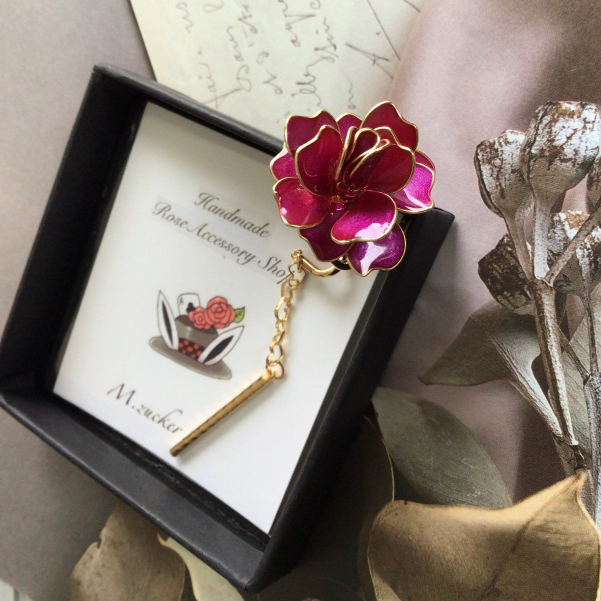 VpXXE65Ay7S9hK4's tweet photo. 気配だけ残して消える、いたずらなチェシャ猫。  

薔薇色の薔薇の前では…。 その薔薇に選ばれたのは、あなたです。 La Rose Enchantée 　魔法にかけられた薔薇

🔗https://t.co/RFwDg9Gk8y
#ハンドメイドアクセサリー #イヤーカフ https://t.co/dFYILvDchX