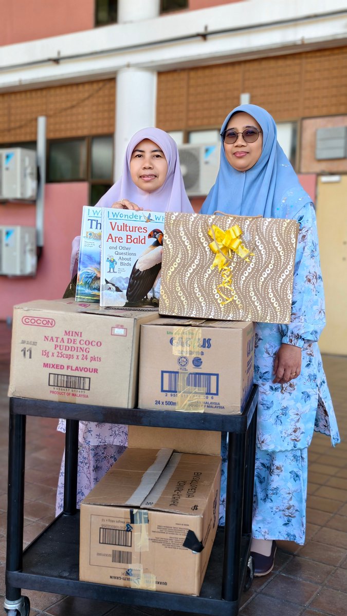 Library_USMKK's tweet photo. 16/6/2026 | SELASA
PENYERAHAN SUMBANGAN BUKU PHT UNTUK SRIQ
Sumbangan buku PHT telah diserahkan kepada Ustazah Makhlisah Abdullah yang hadir sebagai wakil pihak Sekolah Rendah Islam Al-Qari (SRIQ), Kota Bharu, Kelantan.
#perpustakaanhamdantahir
#usmlibraries
#sriq https://t.co/FBaP06hct2