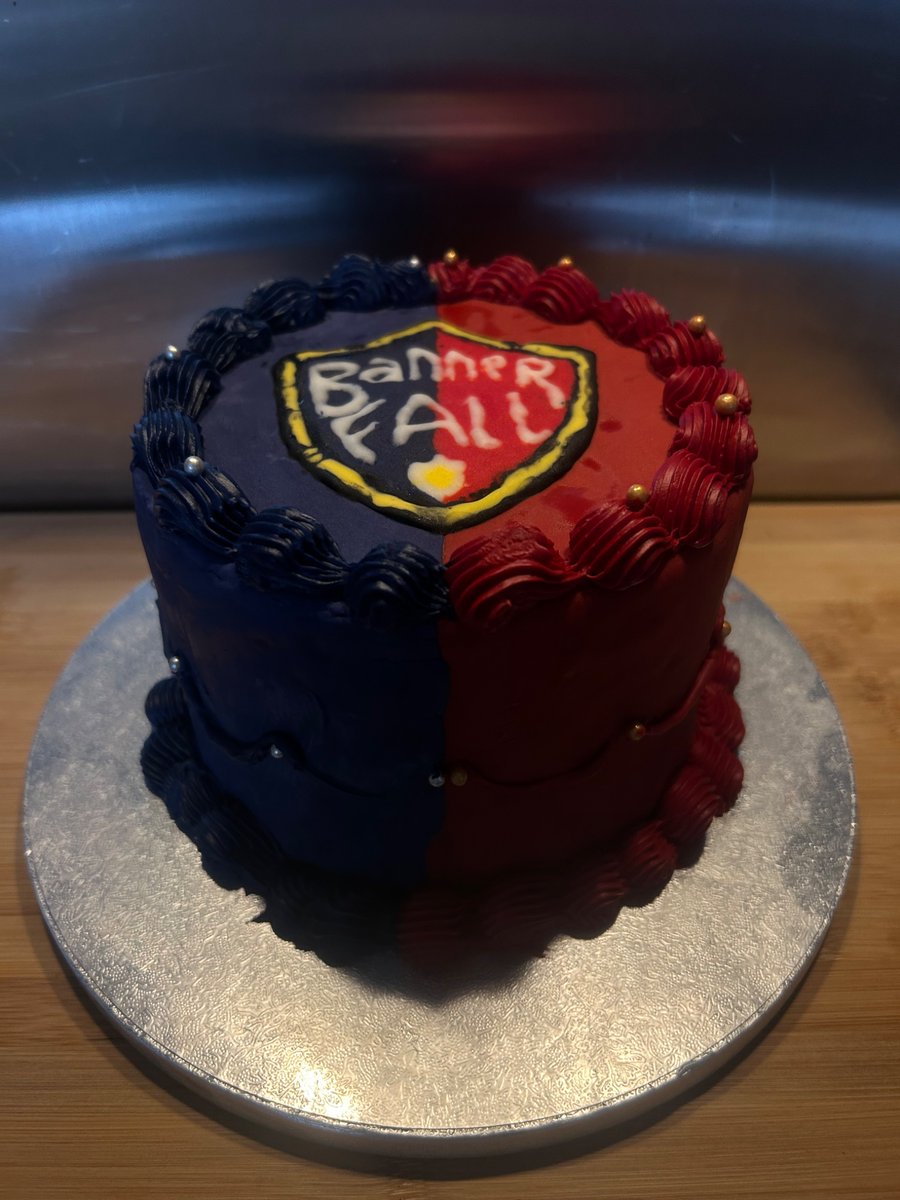 Ceryluvs's tweet photo. Bannerfall smp inspired cake!! I combined my two main interests of baking and Minecraft to make this c:
It took me roughly 5 hours and i hand piped everything myself (the logo took 3 of the 5 hours hehe) 
Im really proud of it ♥️ #bannerfallSMP #powcreations #minecraft https://t.co/Bwpduyvedf