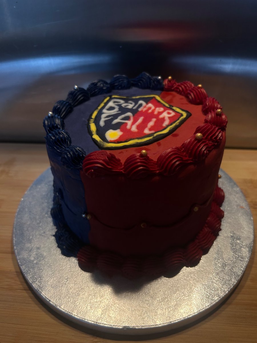 Ceryluvs's tweet photo. Bannerfall smp inspired cake!! I combined my two main interests of baking and Minecraft to make this c:
It took me roughly 5 hours and i hand piped everything myself (the logo took 3 of the 5 hours hehe) 
Im really proud of it ♥️ #bannerfallSMP #powcreations #minecraft https://t.co/Bwpduyvedf