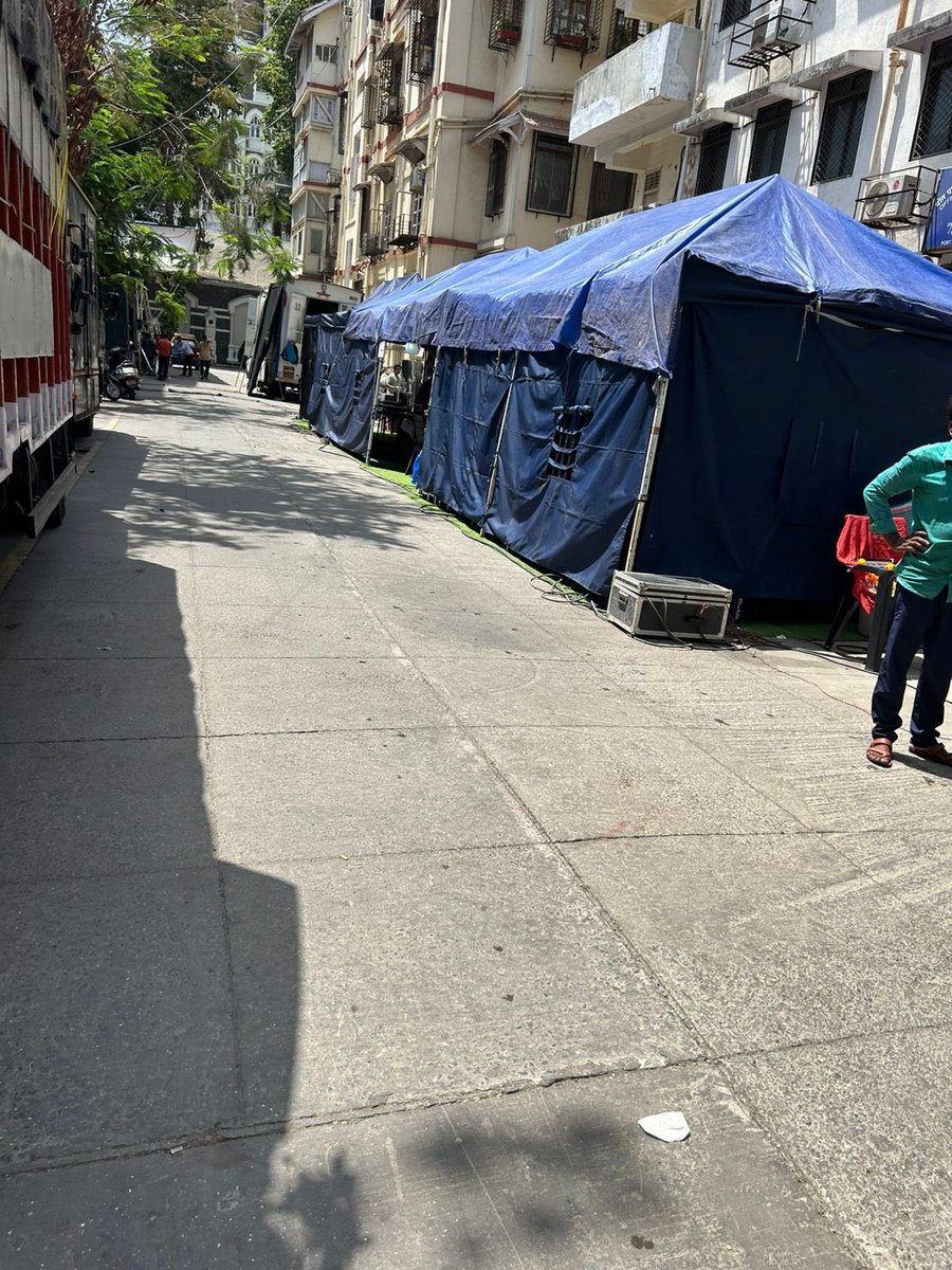AdvPawarDeepak's tweet photo. NOW ENTIRE MANDLIK ROAD BLOCKED WITH SHOOTING VANS,tents behind Taj palace hotel, foothpath blocked, roads blocked , who has given such permission?local residents facing severe hardship,@Dev_Fadnavis @mieknathshinde @AUThackeray @AGSawant @mybmcWardA @MTPHereToHelp @MumbaiPolice https://t.co/JJbuRqXP7C