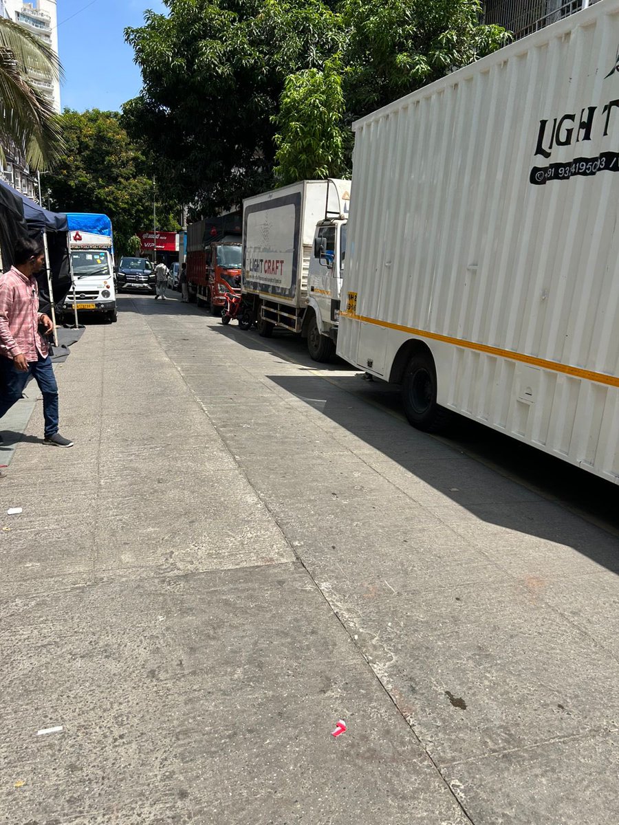 AdvPawarDeepak's tweet photo. NOW ENTIRE MANDLIK ROAD BLOCKED WITH SHOOTING VANS,tents behind Taj palace hotel, foothpath blocked, roads blocked , who has given such permission?local residents facing severe hardship,@Dev_Fadnavis @mieknathshinde @AUThackeray @AGSawant @mybmcWardA @MTPHereToHelp @MumbaiPolice https://t.co/JJbuRqXP7C