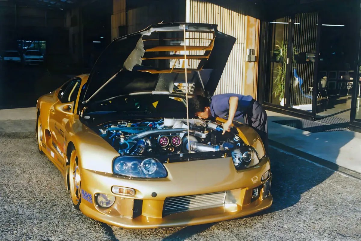 TunedCarsJapan's tweet photo. 「スモーキー永田の狂気が生んだ傑作！」トップシークレットGT300スープラの知られざる真実
https://t.co/VlJSIGm81I

運動性能と耐久性を突き詰めて2.2L仕様の3S-GTEを換装。
アクセルを踏み込んだ瞬間、視界が一気に狭まる怒涛の加速を見せる！ https://t.co/QQj8qFjYI8